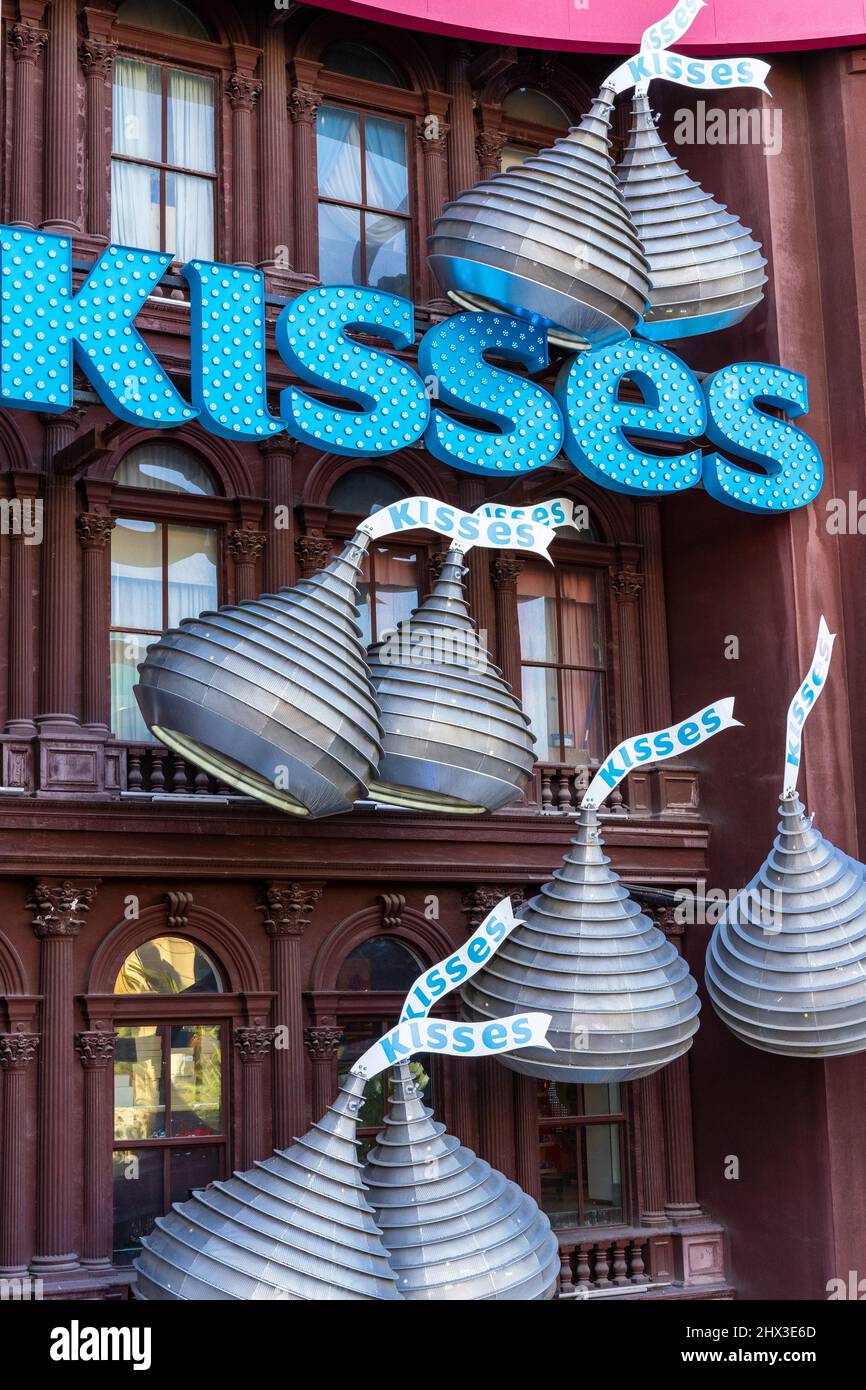 Las Vegas, NV - 15 dicembre 2021: Il cartello gigante Hershey Kisses è al Chocolate World di Hershey al New York, New York Hotel and Casino sulla Strip. Foto Stock