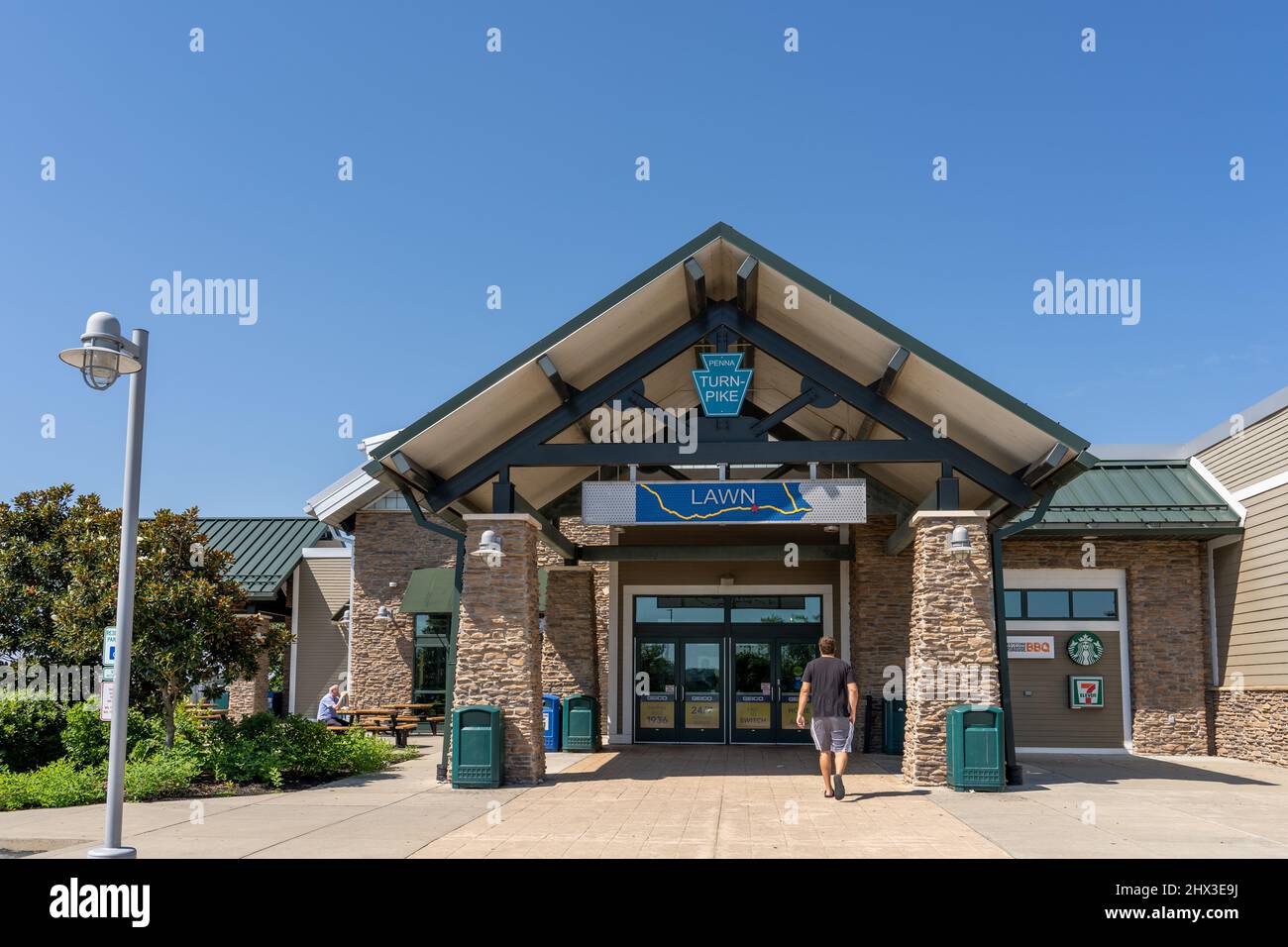 Hershey, Pennsylvania - 6 settembre 2021: Fermata del Lawn rest sulla Pennsylvania Turnpike, lato ovest, include uno Starbucks, Burger King e minimarket Foto Stock