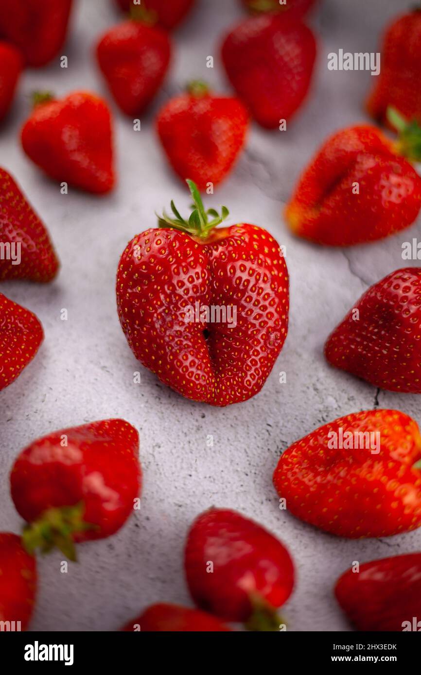 Fragole sul tavolo con vista dall'alto. Bacche rosse modello. Raccolto di fragole. Cibo ancora vita sotto i riflettori. Sfondo rosso bacche. Vita morta. Foto Stock