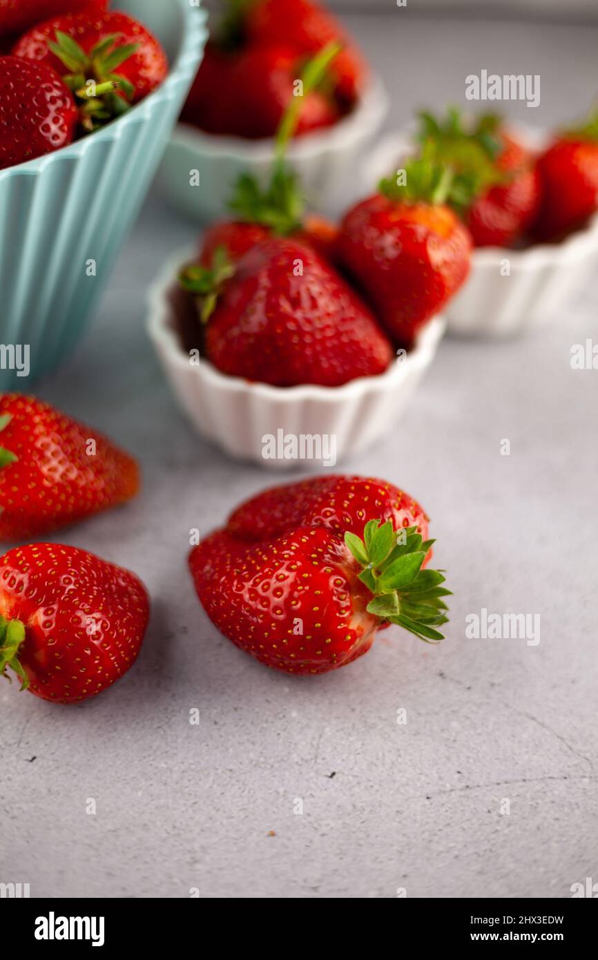 Fragole sul tavolo con vista dall'alto. Bacche rosse modello. Raccolto di fragole. Cibo ancora vita sotto i riflettori. Sfondo rosso bacche. Vita morta. Foto Stock