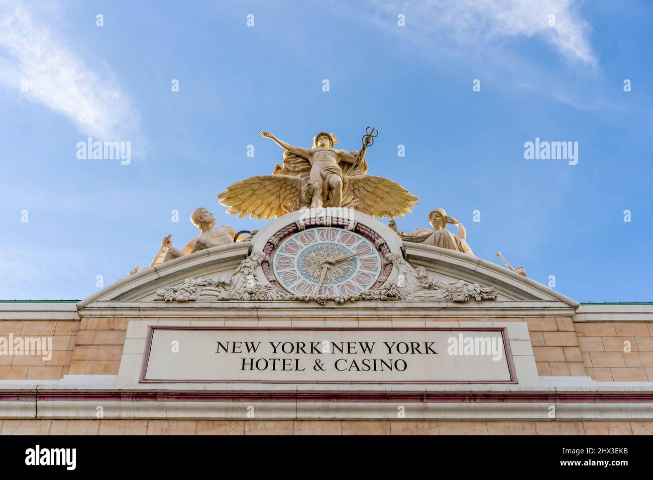 Las Vegas, NV - 15 dicembre 2021: La scultura Gloria del Commercio, raffigurante Minerva, Mercurio ed Ercole, e un orologio è sopra l'ingresso della N Foto Stock