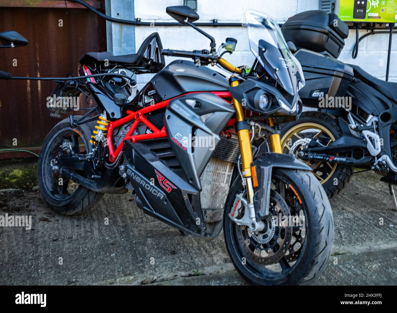 Una moto elettrica Energica Ribelle ad alte prestazioni. Energica è leader di mercato con sede in Italia per la produzione di motociclette elettriche. Foto Stock