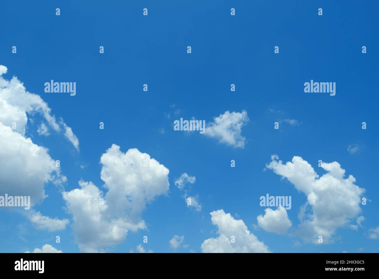 Nuvole nel cielo blu. Cielo chiaro. Nuvole bianche nel cielo blu bello. Cielo blu con nuvole bianche sullo sfondo. Nuvole bianche e soffici in blu Foto Stock