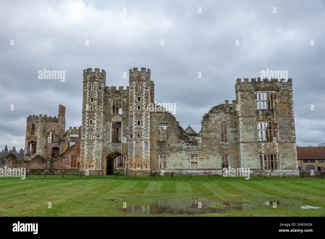 Il Cowdray Heritage Ruins una delle più importanti case Tudor in Inghilterra Midhurst West Sussex Inghilterra Foto Stock
