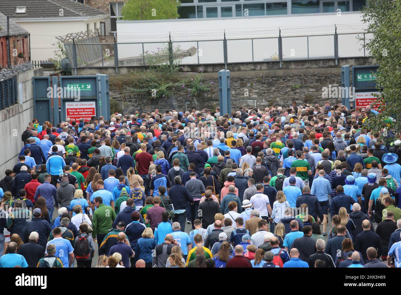 Tutta l'Irlanda finale di calcio febbre a Dublino come i tifosi si riuniscono per il grande gioco, interviste e divertimento. Foto Stock