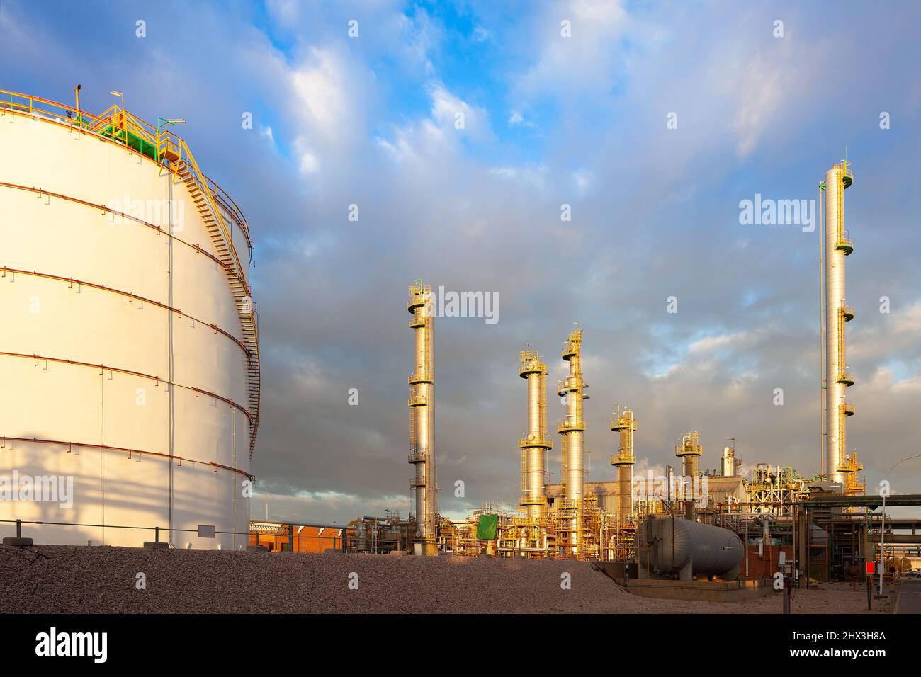 Serbatoio di stoccaggio di un impianto di raffineria a gas. Foto Stock