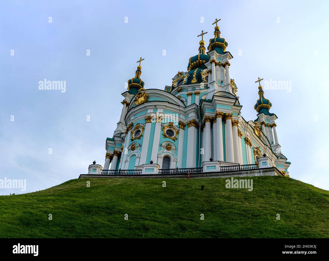Chiesa di Sant'Andrea su Andreevsky Spusk a Kiev. Costruito in stile barocco dall'architetto Bartolomeo Rastrelli nel 1754 sul colle Andreevskaya. Foto Stock