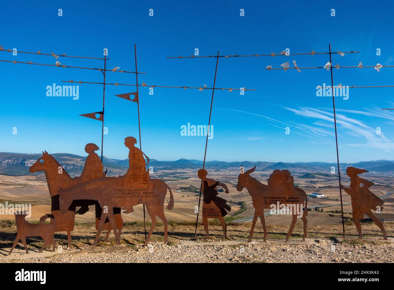 La scultura in acciaio di bronzo sull'Alto del Perdon (Monte del perdono) sul Camino de Santiago vicino Uterga, Pamplona, Spagna Foto Stock