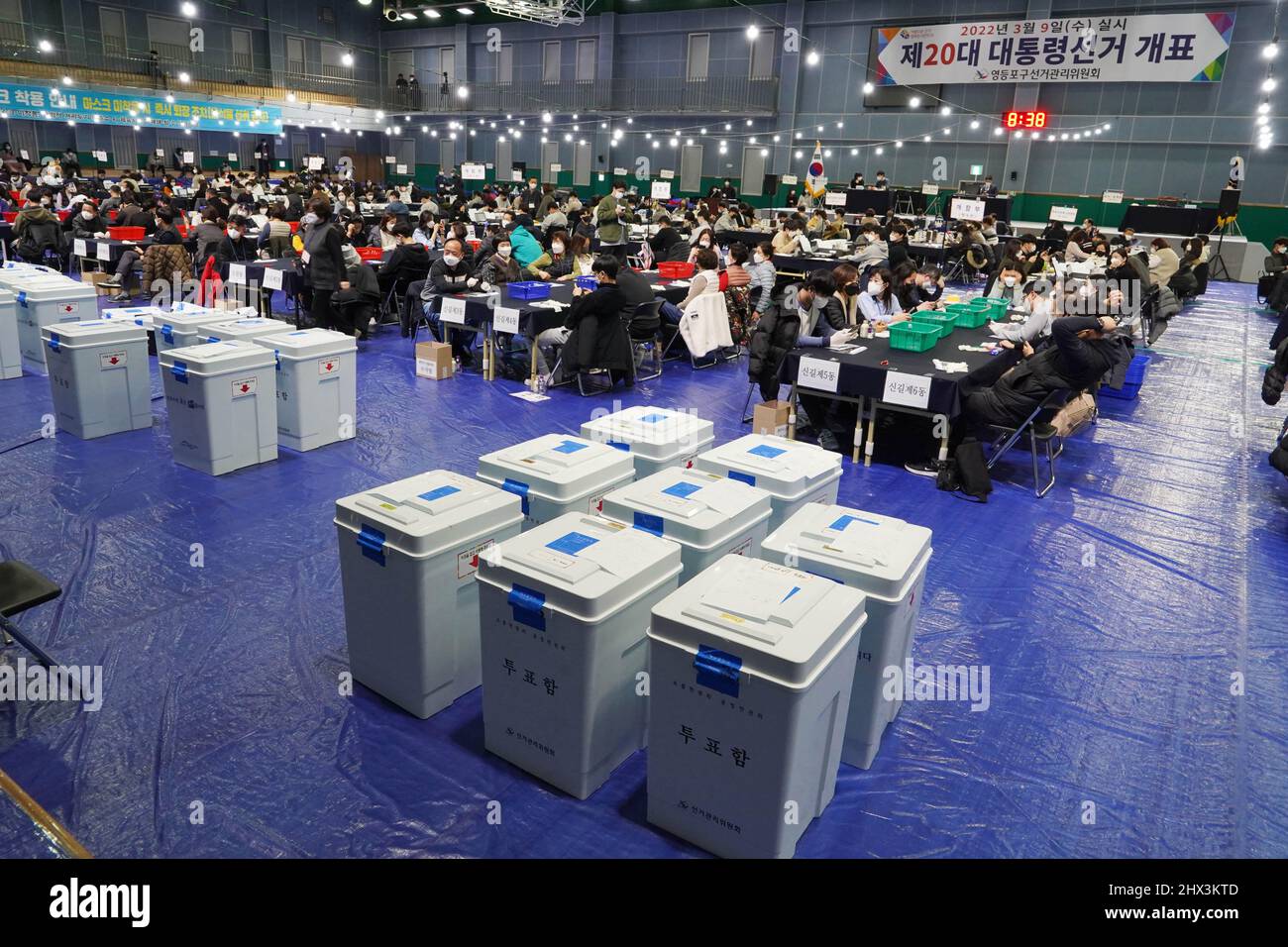 Seul, Corea del Sud. 9th Mar 2022. I membri del personale si preparano a contare le votazioni per le elezioni presidenziali in una stazione di conteggio delle elezioni a Seoul, Corea del Sud, 9 marzo 2022. Credit: James Lee/Xinhua/Alamy Live News Foto Stock