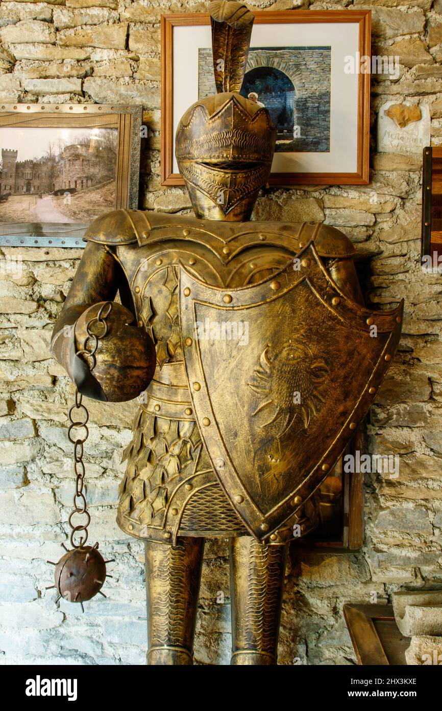 Camera con vista interna. Suit of Armor può essere una replica. Loveland Castello Chateau Laroche. Castello in stile medievale costruito da Harry D Andrews. Loveland, Cincin Foto Stock