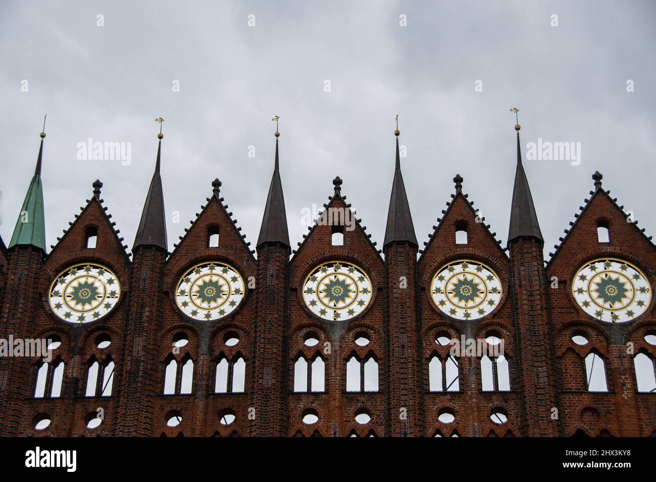 Il tetto ornato del municipio di Stralsund Foto Stock