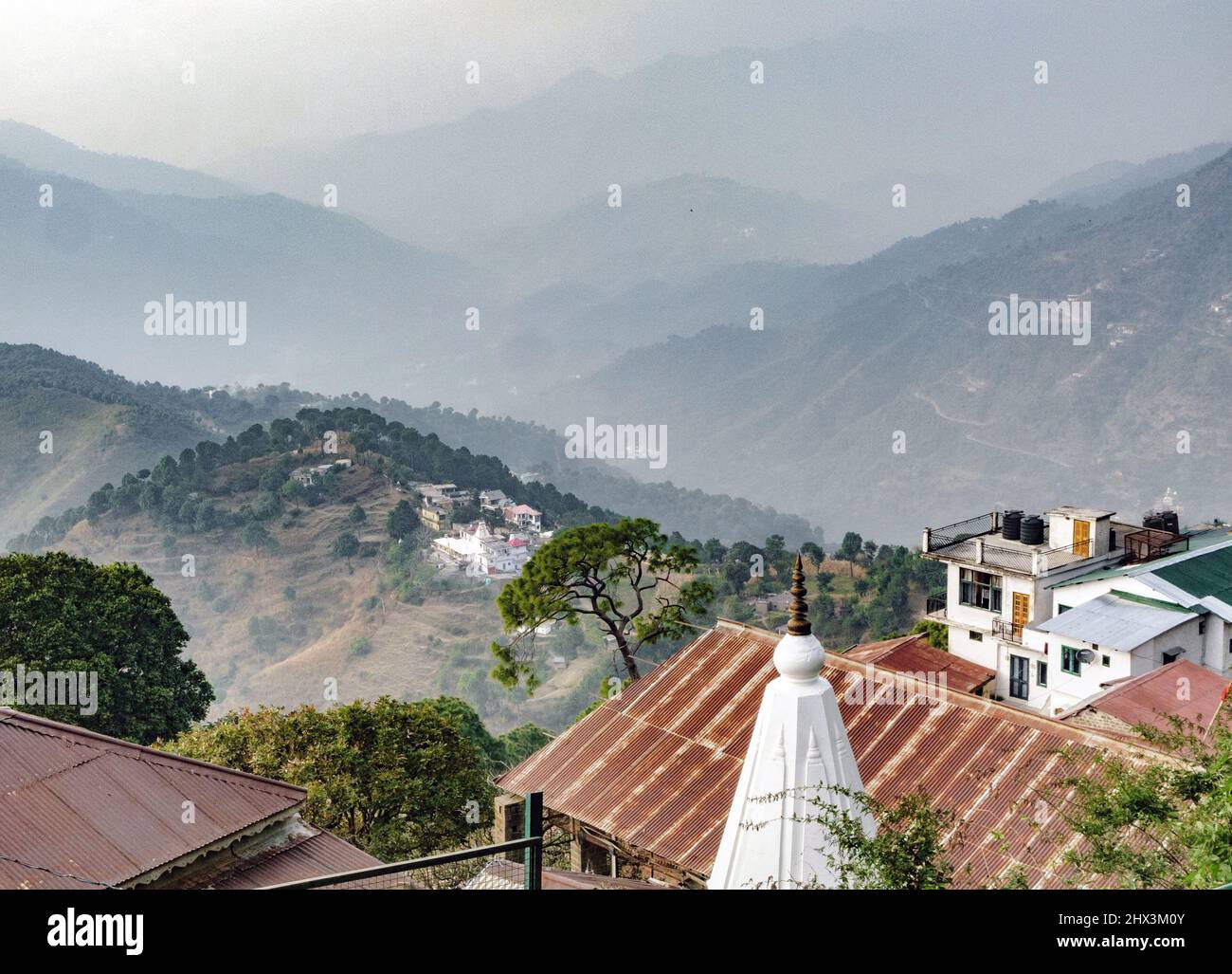 India, Himachal Pradesh, distretto di Solan. Kasauli città. Fumo torbire inquinamento da campi brucianti. Foto Stock