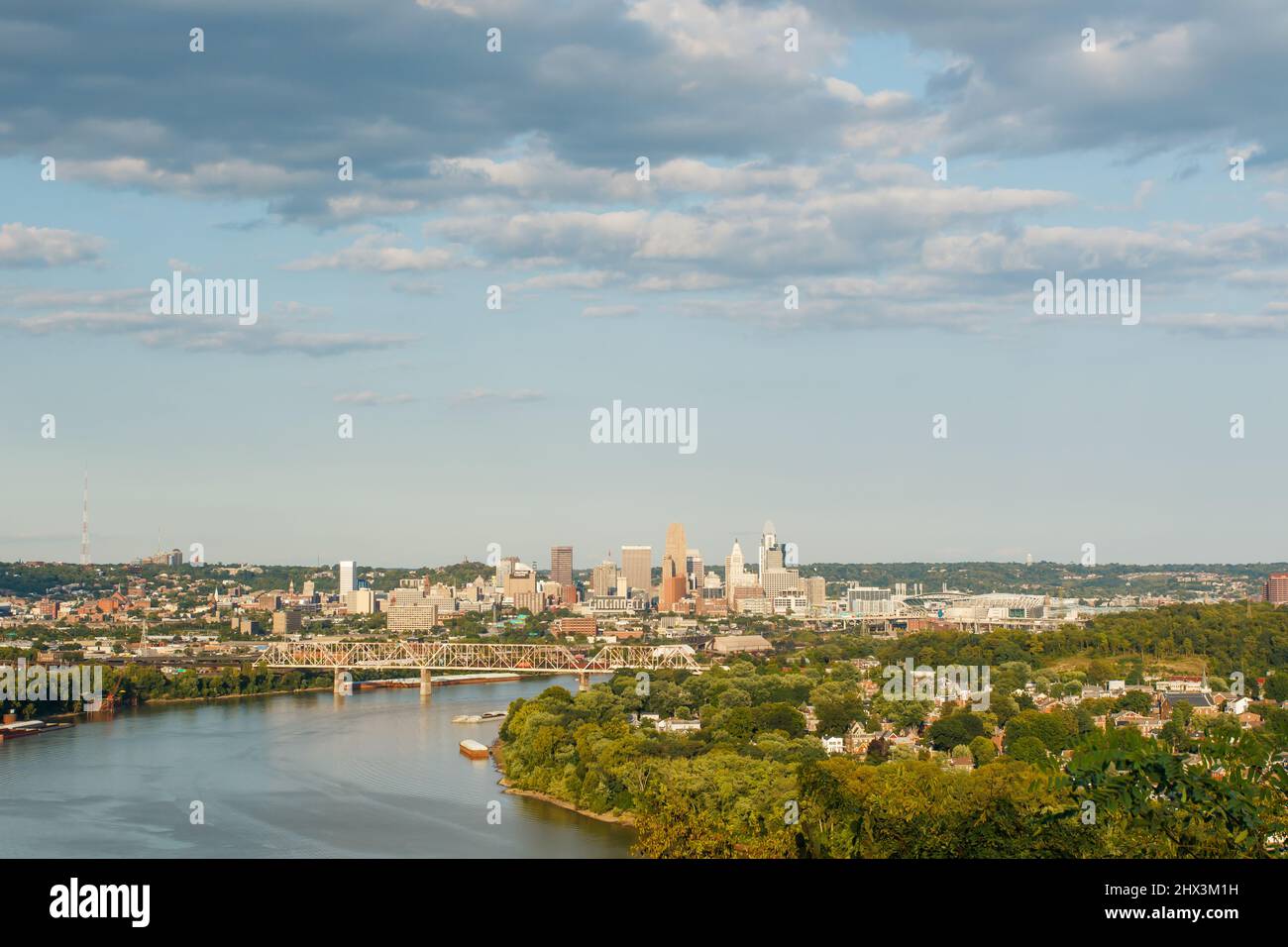 Skyline di Cincinnati visto dal Mount Echo Park. Il fiume Ohio è in primo piano. Cincinnati, Ohio, Stati Uniti. Foto Stock