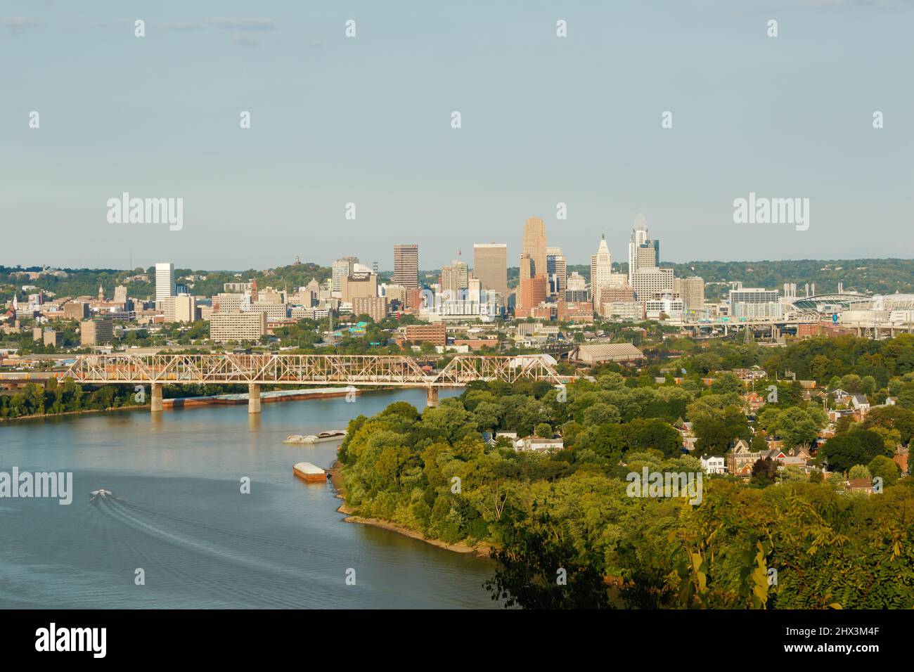 Skyline di Cincinnati visto dal Mount Echo Park. Il fiume Ohio è in primo piano. Cincinnati, Ohio, Stati Uniti. Foto Stock