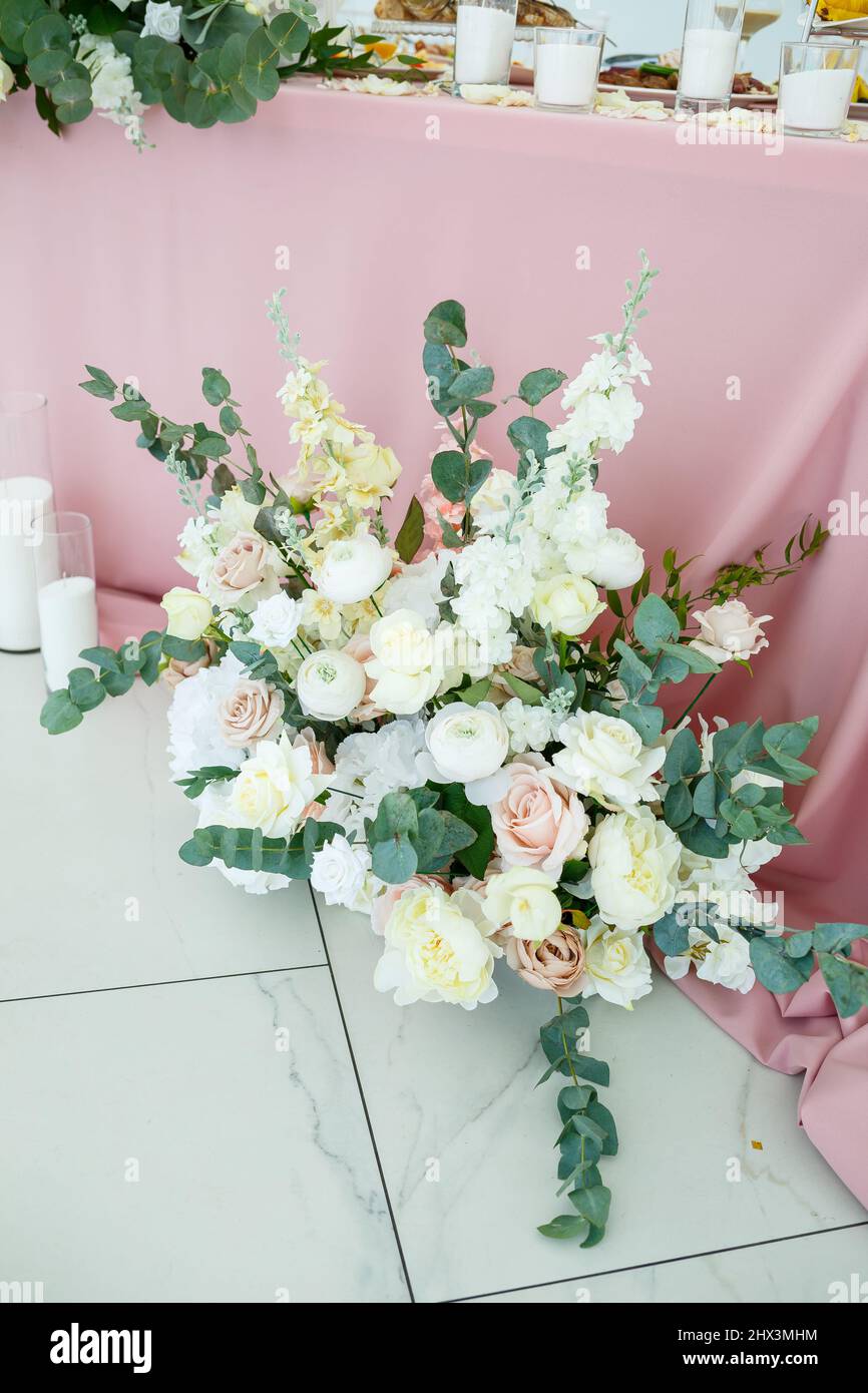 Decorazioni da tavolo per matrimoni con fiori freschi Foto stock - Alamy