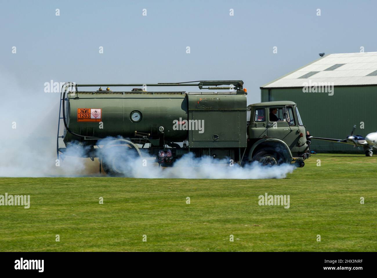Vecchio, ex combustibile militare bowser in uso per alimentare aerei a Great Oakley Airfield, Essex, Regno Unito. Scarico da fumo denso Foto Stock