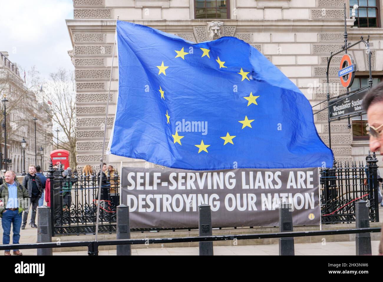 Londra, Inghilterra. 9th marzo 2022. La bandiera europea con un banner che dice "i Liars serventi stanno distruggendo gli attivisti anti-conservatori della nostra nazione fuori dal Parlamento per protestare contro il governo conservatore e il primo ministro britannico, Boris Johnsons, coinvolgimento nella Brexit. Credit: SMP News / Alamy Live News Foto Stock