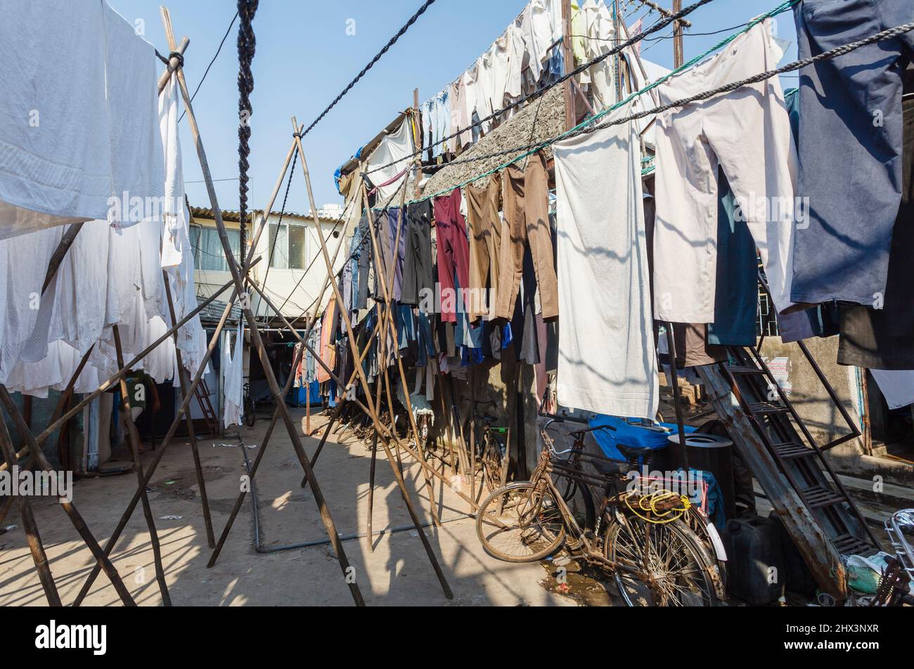 Vestiti e asciugamani appena puliti appesi fuori per asciugare, asciugando all'aria aperta a Mahalaxmi Dhobi Ghat, una grande lavanderia all'aperto a Mumbai, India Foto Stock