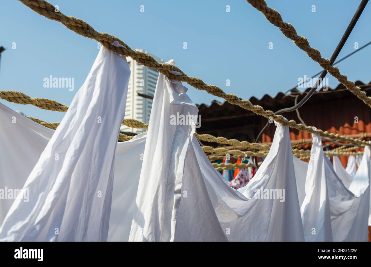 Lenzuola bianche appese a una linea immagini e fotografie stock ad alta  risoluzione - Alamy