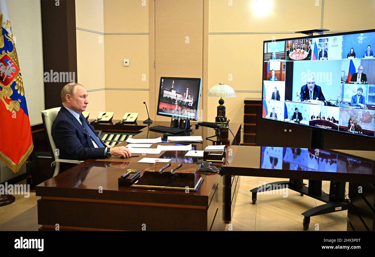 Mosca, Russia. 08 Febbraio, 2022. Il presidente russo Vladimir Putin presiede una riunione del Consiglio per la Scienza e l'Educazione tramite videoconferenza dalla residenza ufficiale di Novo-Ogaryovo, 8 febbraio 2022 fuori Mosca, Russia. Foto Stock