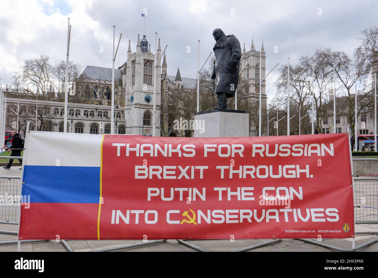 Londra, Inghilterra. 9th marzo 2022. Al di fuori del Parlamento, la bandiera anti-Tory ha protestato contro il governo conservatore e il primo ministro britannico, Boris Johnsons, il coinvolgimento con la Russia e Vladimir Putin. Credit: SMP News / Alamy Live News Foto Stock