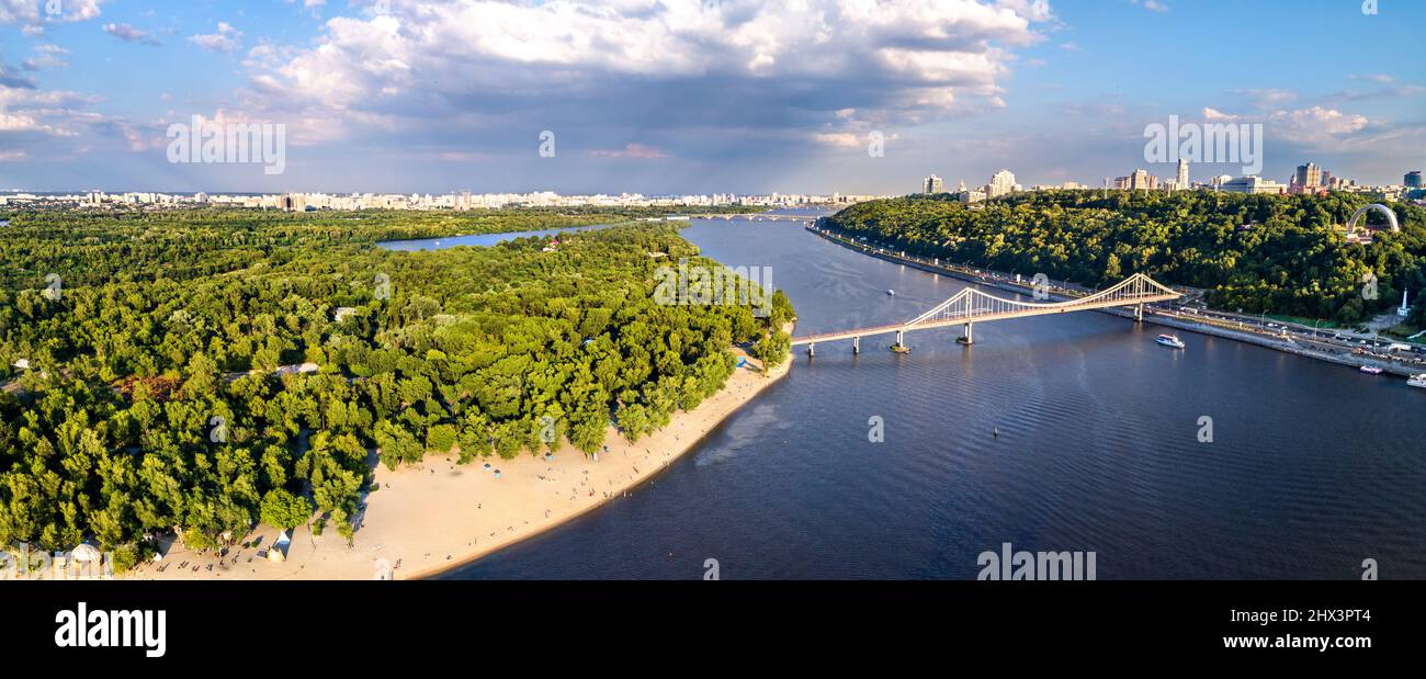 Il Dnieper con il Ponte pedonale a Kiev, Ucraina Foto Stock