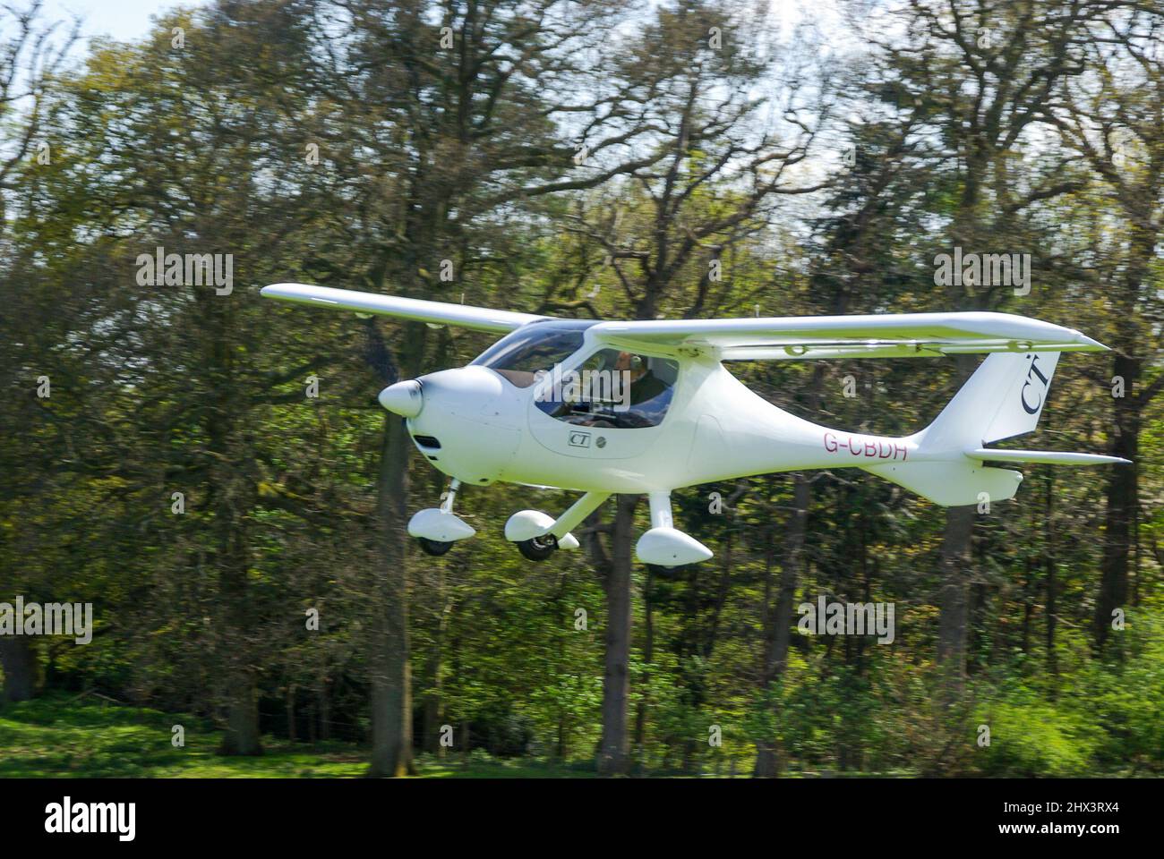 Volo Design CT-2K ultraleggero aereo G-CBDH decollo da Henham Park prato verde striscia. Pista d'erba Suffolk alberata in giornata di sole Foto Stock