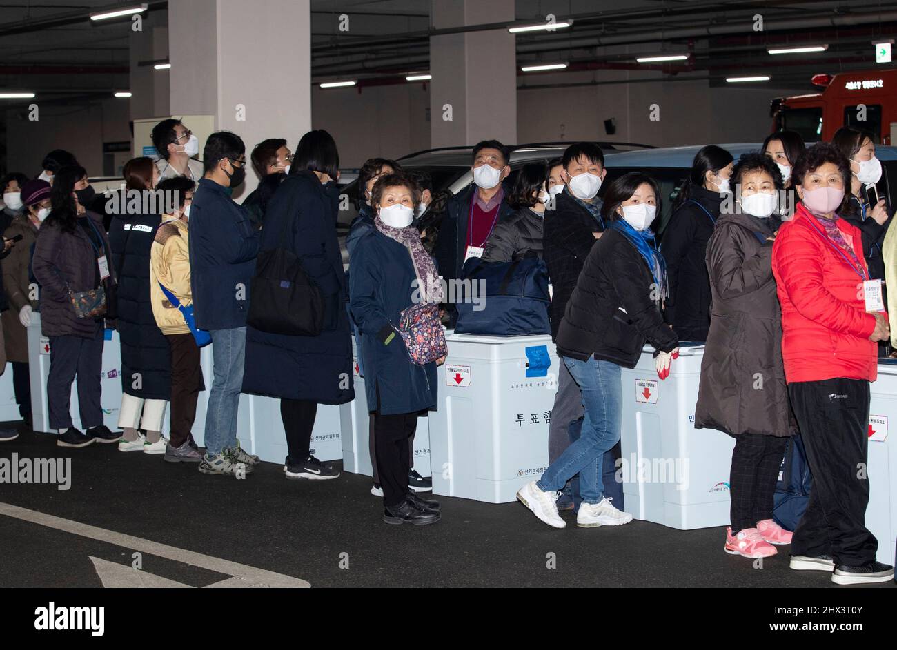 Seul, Corea del Sud. 09th Mar 2022. I funzionari della Commissione Nazionale per le elezioni della Corea del Sud portavano le schede per le elezioni presidenziali giunte all'ufficio di conteggio delle elezioni a Seoul, Corea del Sud, il 9 marzo 2022. (Foto di Lee Young-ho/Sipa USA) Credit: Sipa USA/Alamy Live News Foto Stock