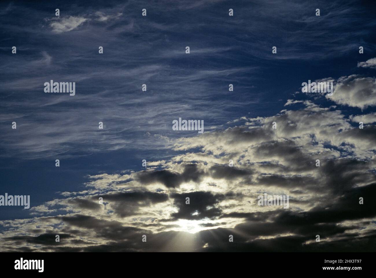 Australia. Cielo panoramico. Un'alba drammatica e tempestosa. Foto Stock