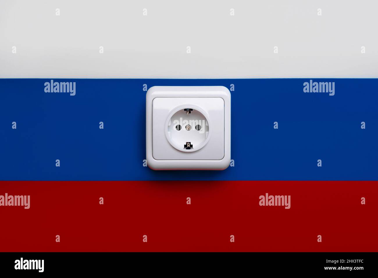 Bandiera nazionale della Russia con presa di corrente. Concetto di restrizione dell'elettricità Foto Stock