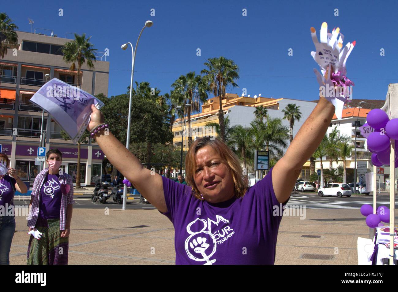 8 marzo 2022, tenerife, Spagna: Concentrazioni di donne nella Giornata della donna ad Arona e Adeje che rivendicano i diritti delle donne nel mondo. (Credit Image: © Mercedes Menendez/Pacific Press via ZUMA Press Wire) Foto Stock