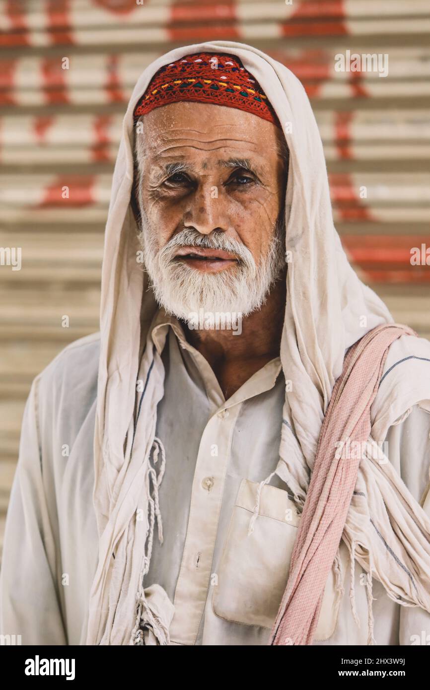 Vecchio uomo pakistano con la barba nel centro della città di Peshawar Foto Stock