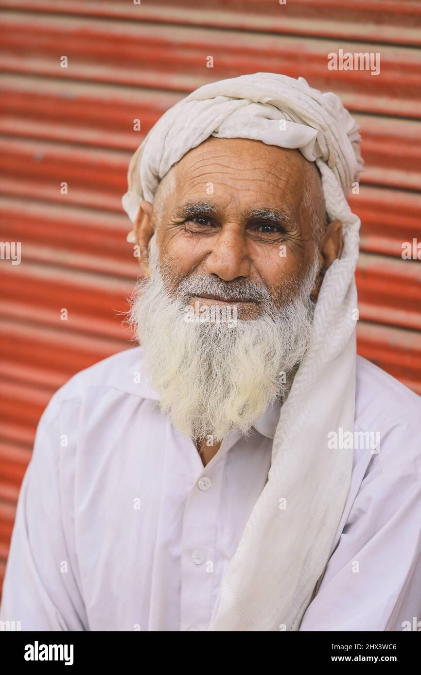 Vecchio uomo pakistano con la barba nel centro della città di Peshawar Foto Stock