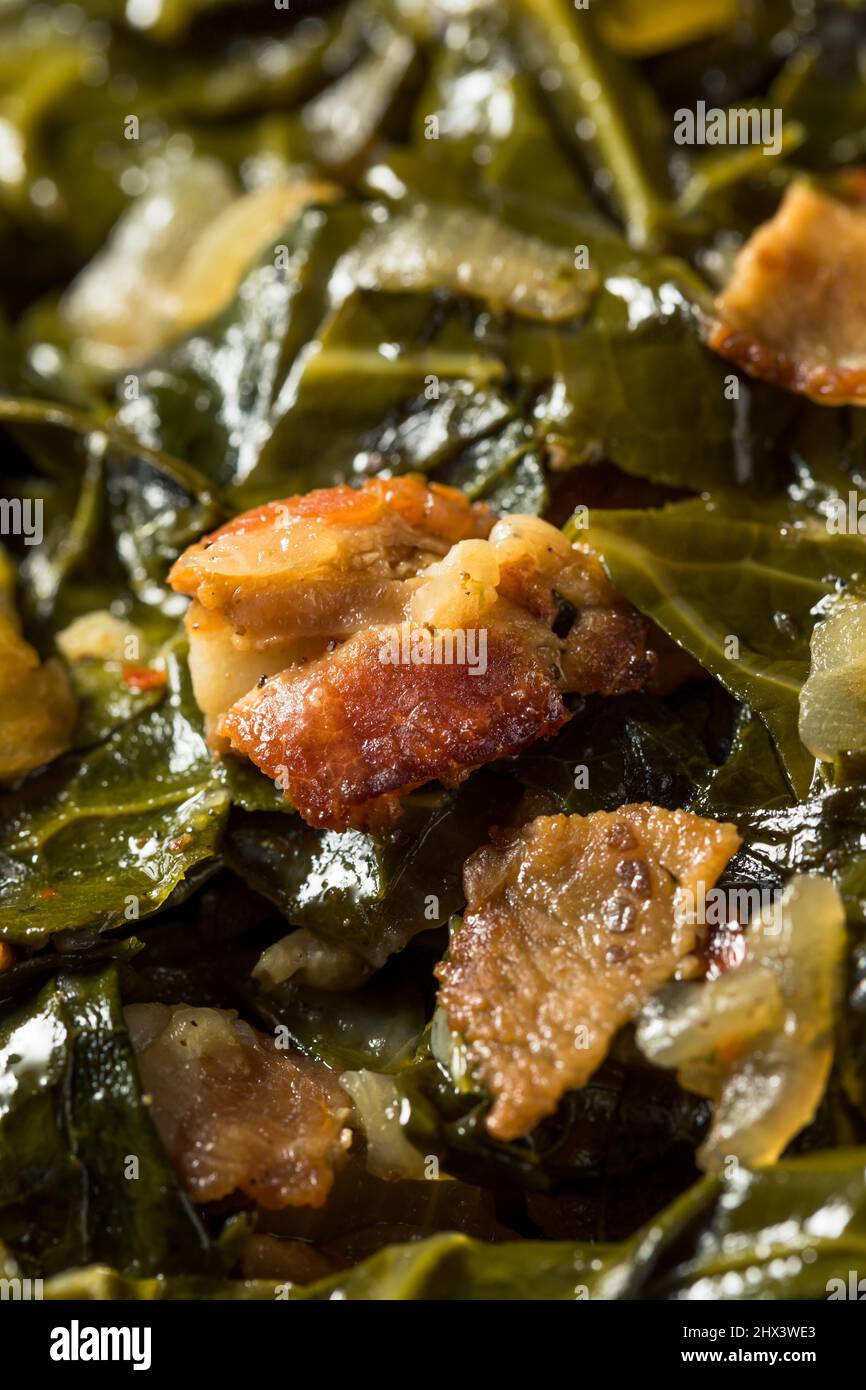 Verdure da collezione fatte in casa del sud saltate con cipolla e pancetta Foto Stock