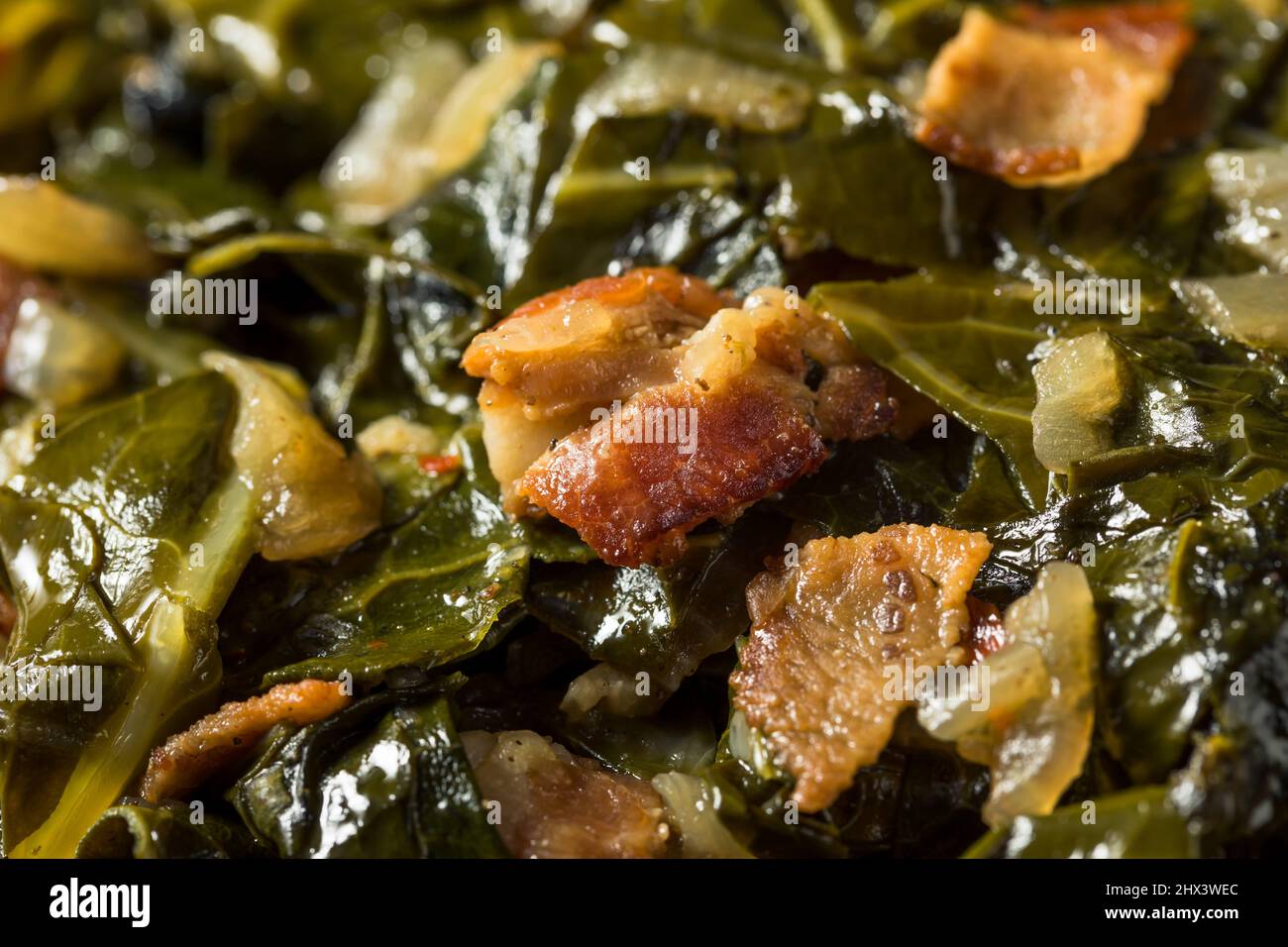 Verdure da collezione fatte in casa del sud saltate con cipolla e pancetta Foto Stock