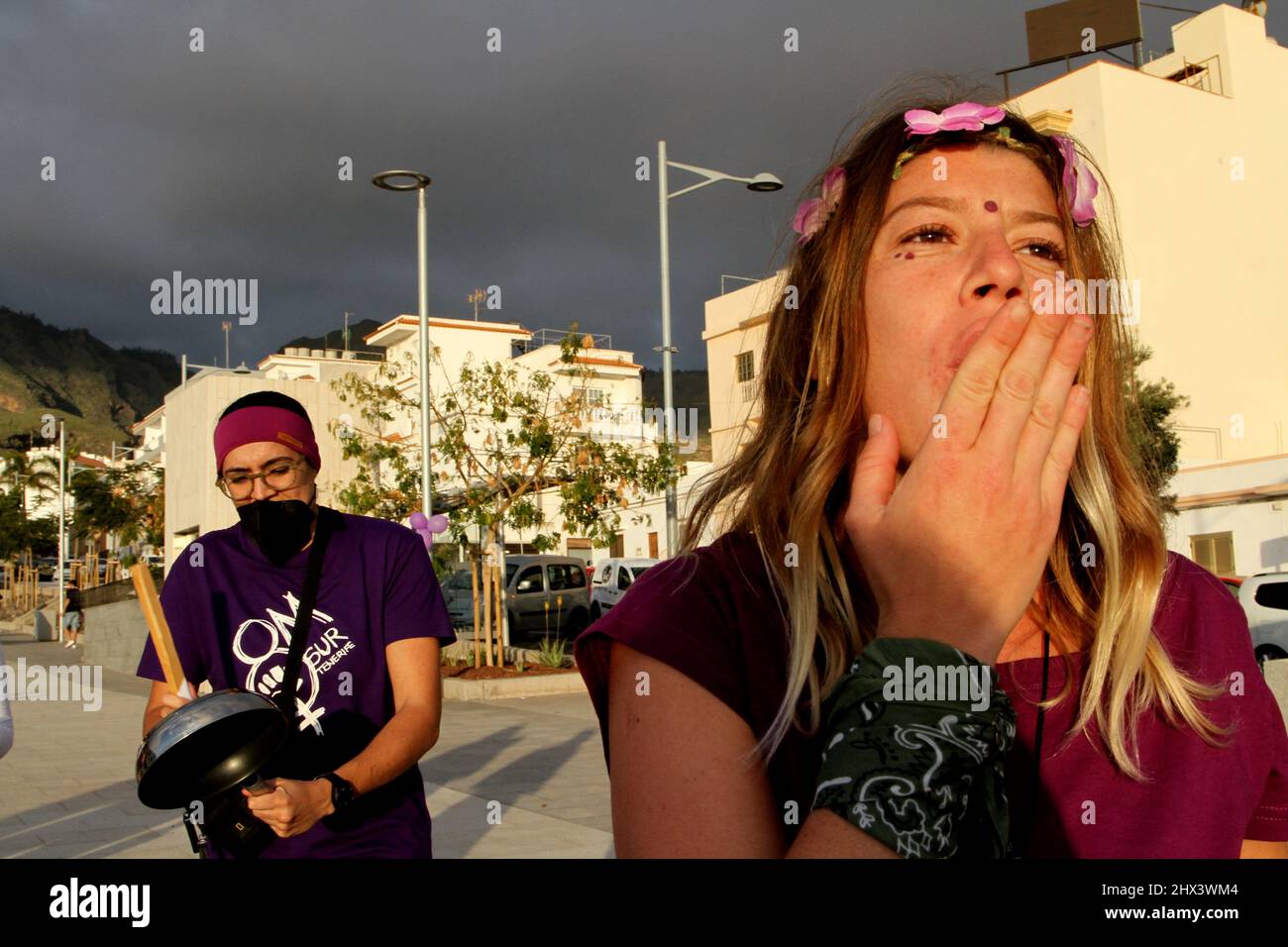 8 marzo 2022, tenerife, Spagna: Concentrazioni di donne nella Giornata della donna ad Arona e Adeje che rivendicano i diritti delle donne nel mondo. (Credit Image: © Mercedes Menendez/Pacific Press via ZUMA Press Wire) Foto Stock