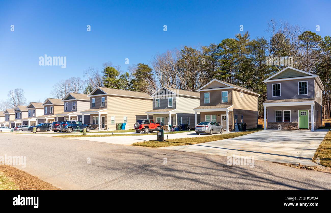 HICKORY, NC, USA-2 FEB 2022: Nuove, convenienti, entry-level, case a schiera monorfamigliari. Foto Stock