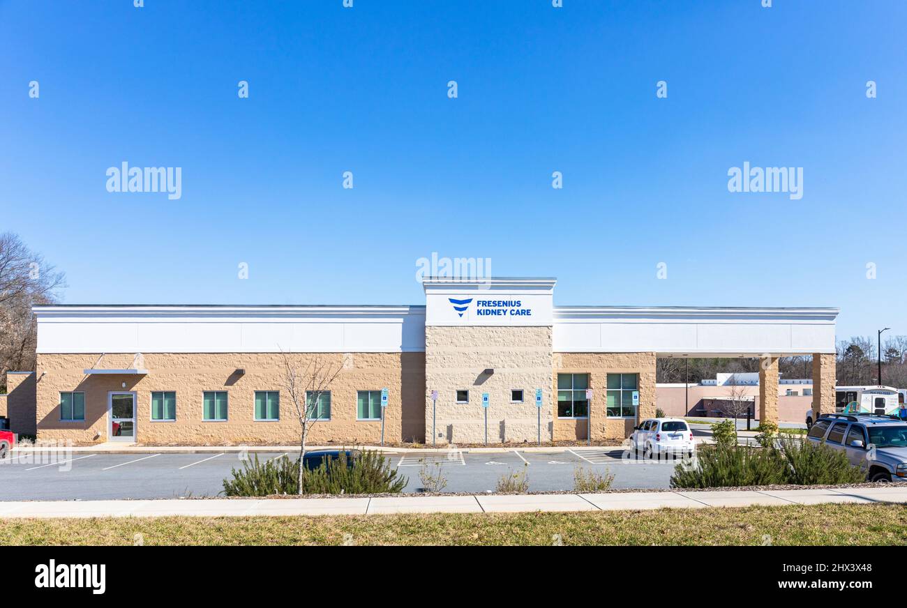 NEWTON, NC, USA-3 MARZO 2022: Fresenius Kidney Care, un centro di dialisi, parte di Fresenius Medical Care North America, mostra edificio, insegna e parkin Foto Stock
