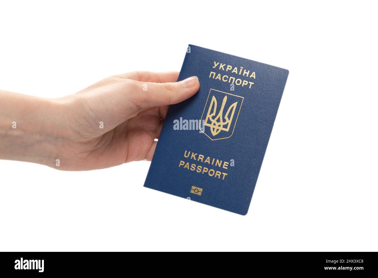 Passaporto biometrico ucraino in mano donna isolato su sfondo bianco. Foto Stock
