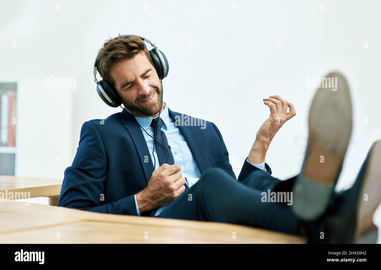 Impegnati nella vita aziendale. Scatto di un bel giovane uomo d'affari nel suo ufficio. Foto Stock