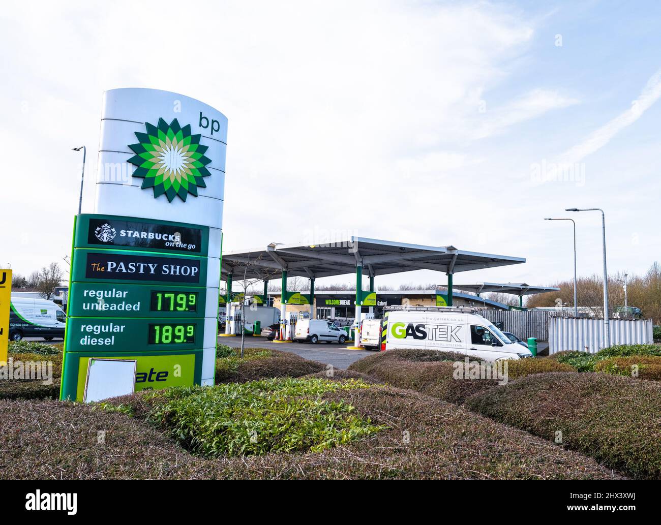 Oxford Services sul M40, Regno Unito. 9th marzo 2022. I conducenti sono soddisfatti con prezzi di pompa di 179,9 per il normale senza piombo e 189,9 per il normale diesel a Oxford Services al largo del M40, Regno Unito. Credit: Simon Morley/Alamy Live News Foto Stock