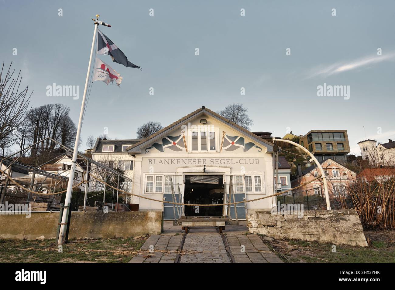 Blankenese Sailing Club. Storico Sail Club, fondato nel 1898. Blankenese sul fiume Elba nella città di Amburgo, Germania settentrionale. Foto Stock