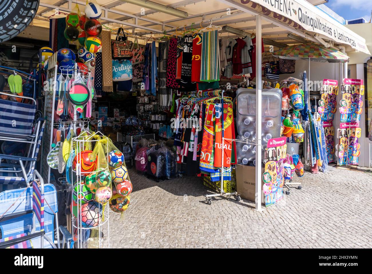 Un negozio che vende tutto per una giornata in spiaggia, compresi asciugamani, palle da spiaggia, sedie da spiaggia, letti ad aria, ecc a Quarteira, Portogallo. Foto Stock