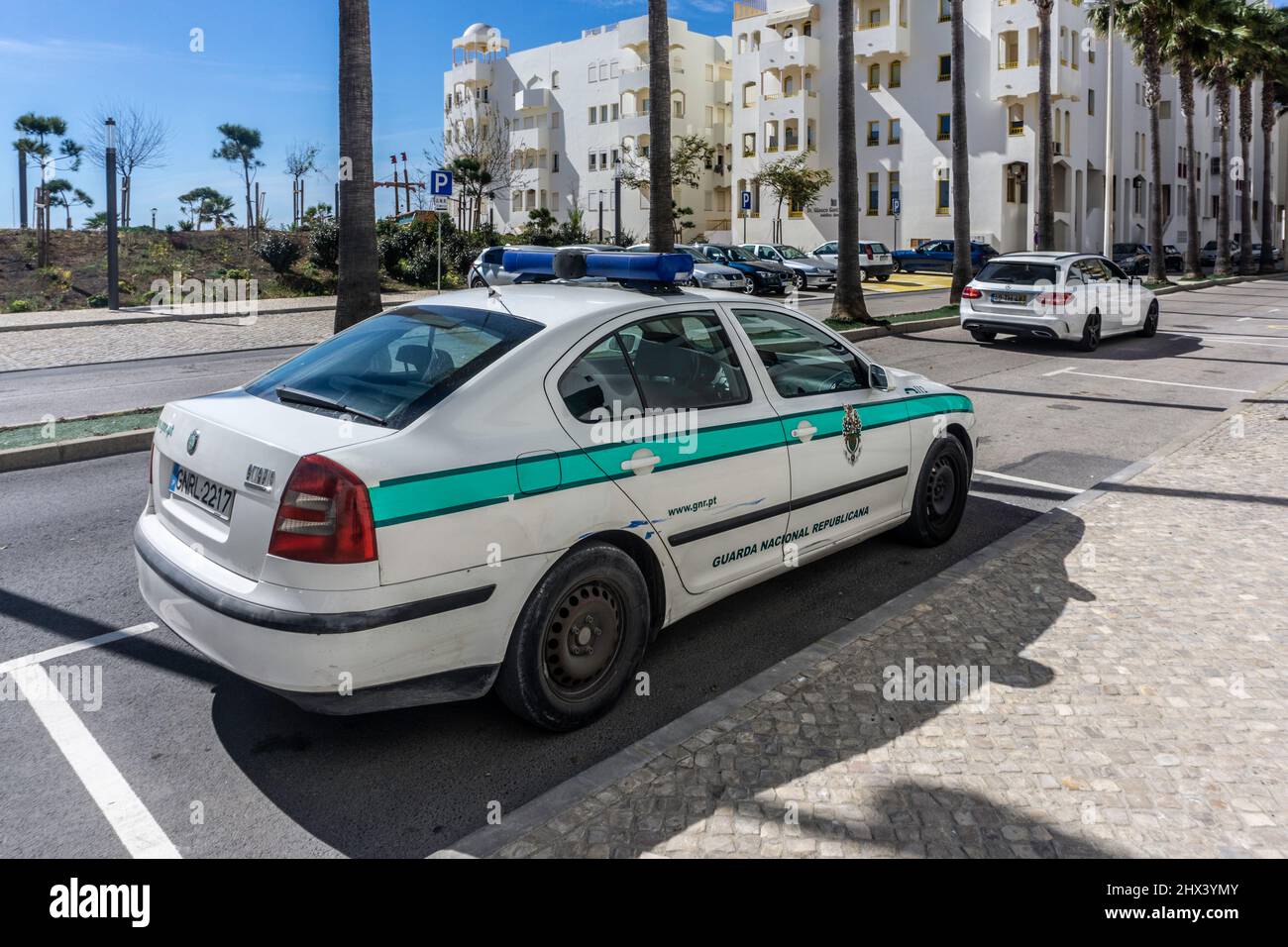 Una macchina di polizia della Guarda Nacional Republicana sulla strada a Quarteira, Portogallo. Foto Stock