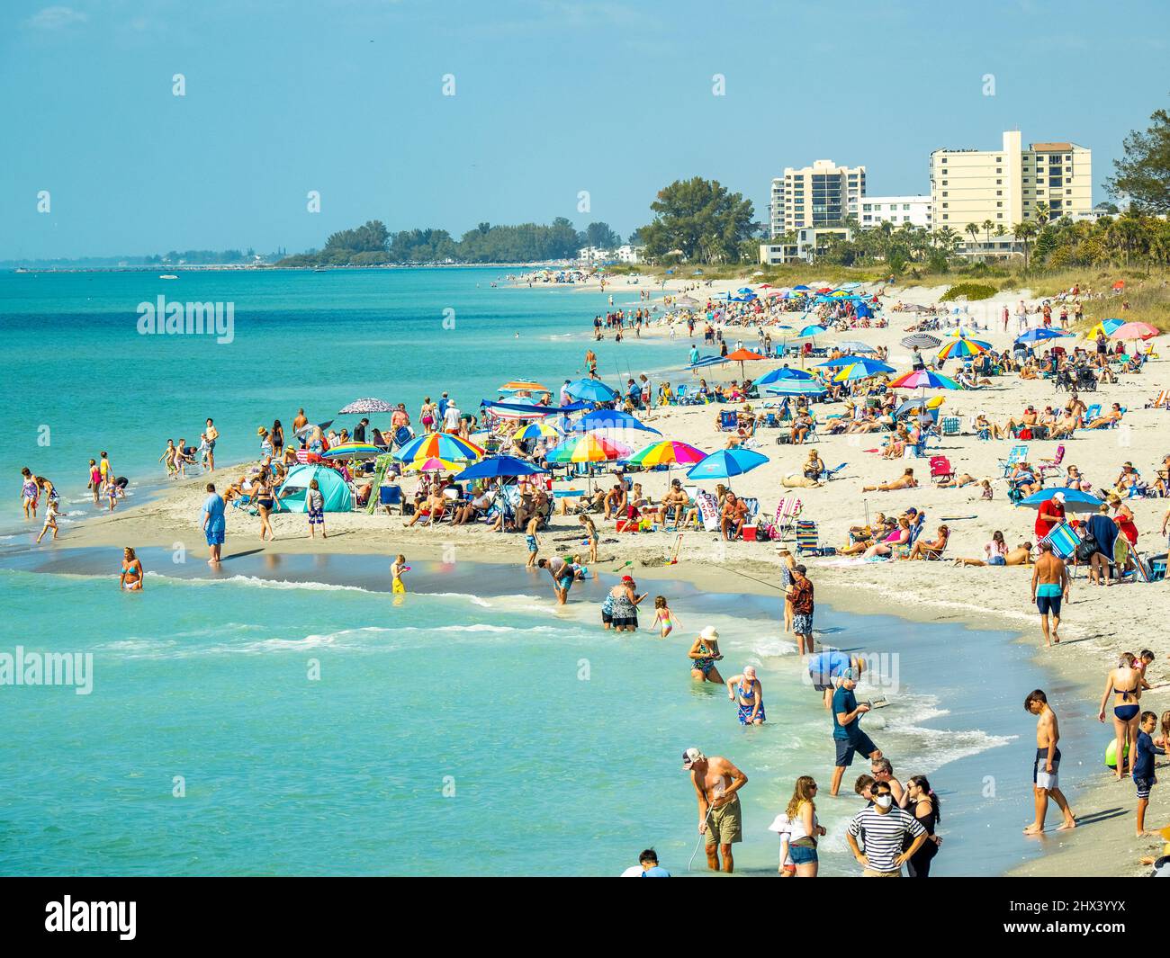 Persone che si godono il sole su Venezia affollata Baech sul Golfo del Messico a Venezia Florida USA Foto Stock