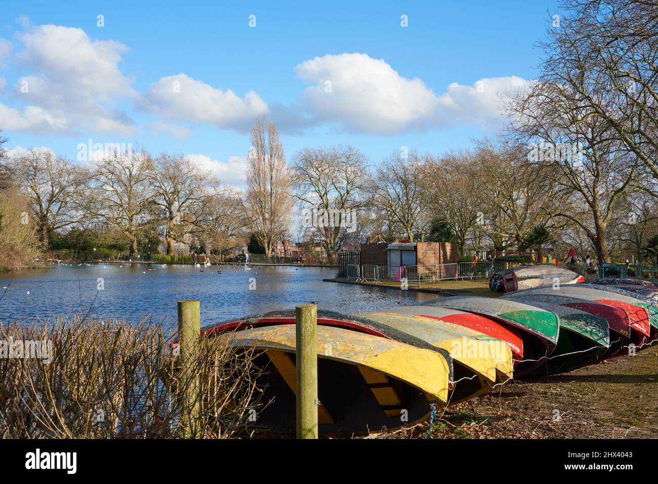 Lago in barca a Finsbury Park, North London UK, in primavera Foto Stock