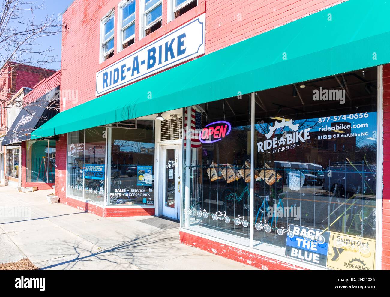 GASTONIA, NC, USA-3 MARCH Ride-A-Bike negozio di biciclette, vista frontale diagonale e ingresso. Foto Stock