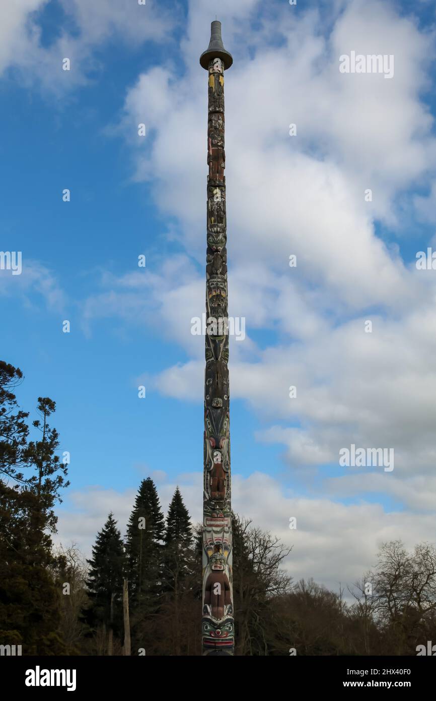 Il Totem Pole in stile Kwakiutl, un regalo dal Canada a HM la Regina nel giugno 1958, al Windsor Great Park, Virginia Water Surrey Inghilterra UK 2022 Foto Stock