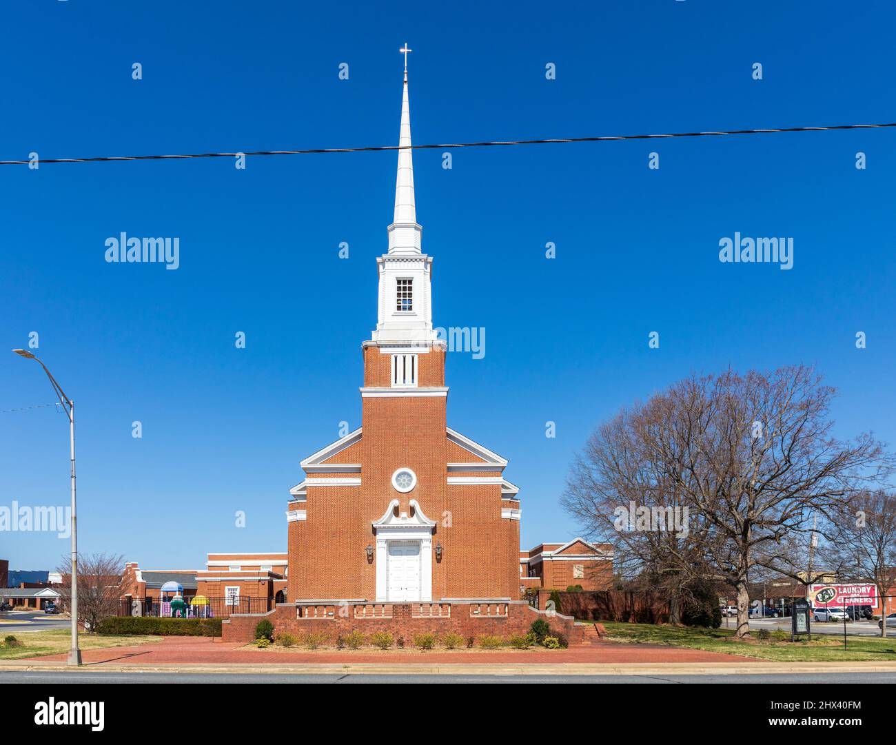 GASTONIA, NC, USA-3 MARZO 2022: Prima Chiesa Metodista unita, vista frontale dell'edificio. Foto Stock