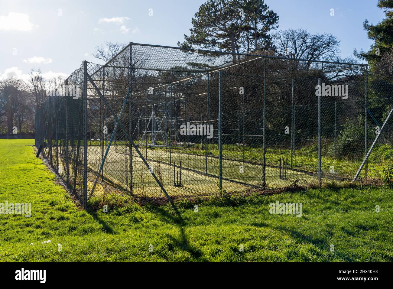reti da pratica cricket sul lato della zona ricreativa del terreno sportivo Foto Stock